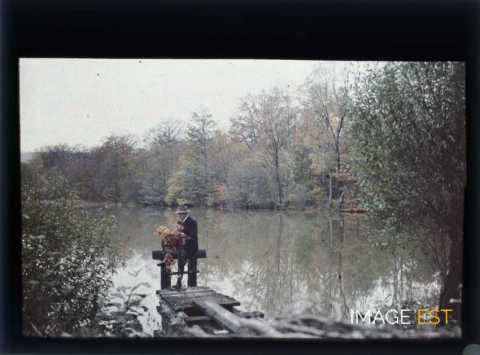 Homme sur un ponton (Brin-sur-Seille)